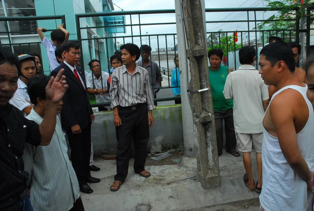Trụ điện nằm bên hông Bệnh viện quận 6, nơi em Trần Trung Huy bị điện giật chết. Trụ điện nằm bên hông Bệnh viện quận 6, nơi em Trần Trung Huy bị điện giật chết.